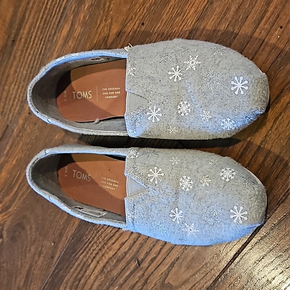 Tom's Gray Winter Snowflake shoes - Picture 2 of 5